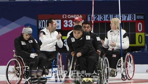 사진설명 : 4일 강릉 컬링센터에서 열린 2017 세계휠체어컬 링선수권대회에서 한국과 미국이 경기를 펼치고 있다.