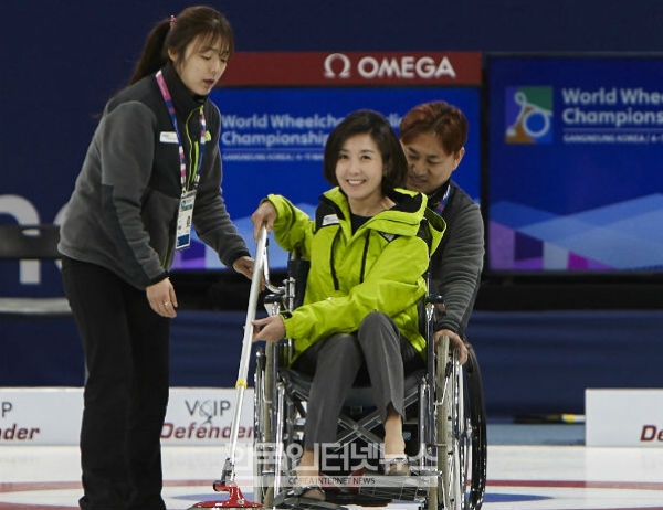 사진설명 : 4일 강릉 컬링센터에서 열린 제3회 평창패럴림픽데이 행사에서 IPC 나경원 집행위원이 휠체어컬링을 체험하고 있다.