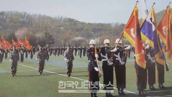 국군의 날 계룡대에서 대통령 사열중인 대한민국 해병대 기수단과 팔각모를 착용한 해병대원들